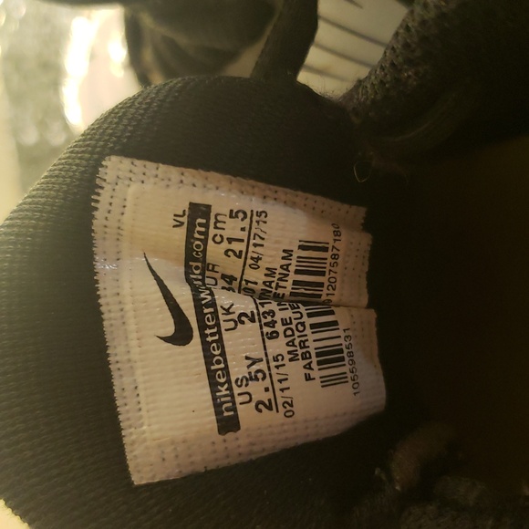 Nike Black and White Sports Cleats - Picture 9 of 9